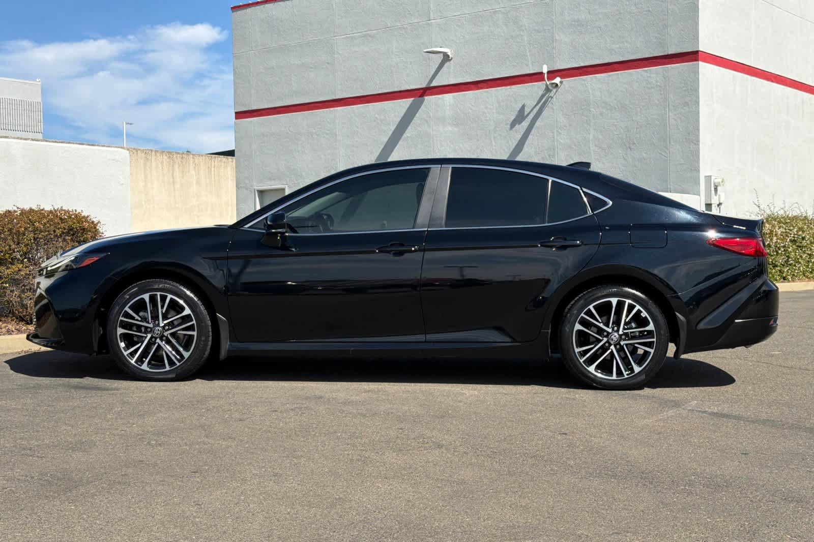 Used 2025 Toyota Camry XLE AWD/4WD image 9