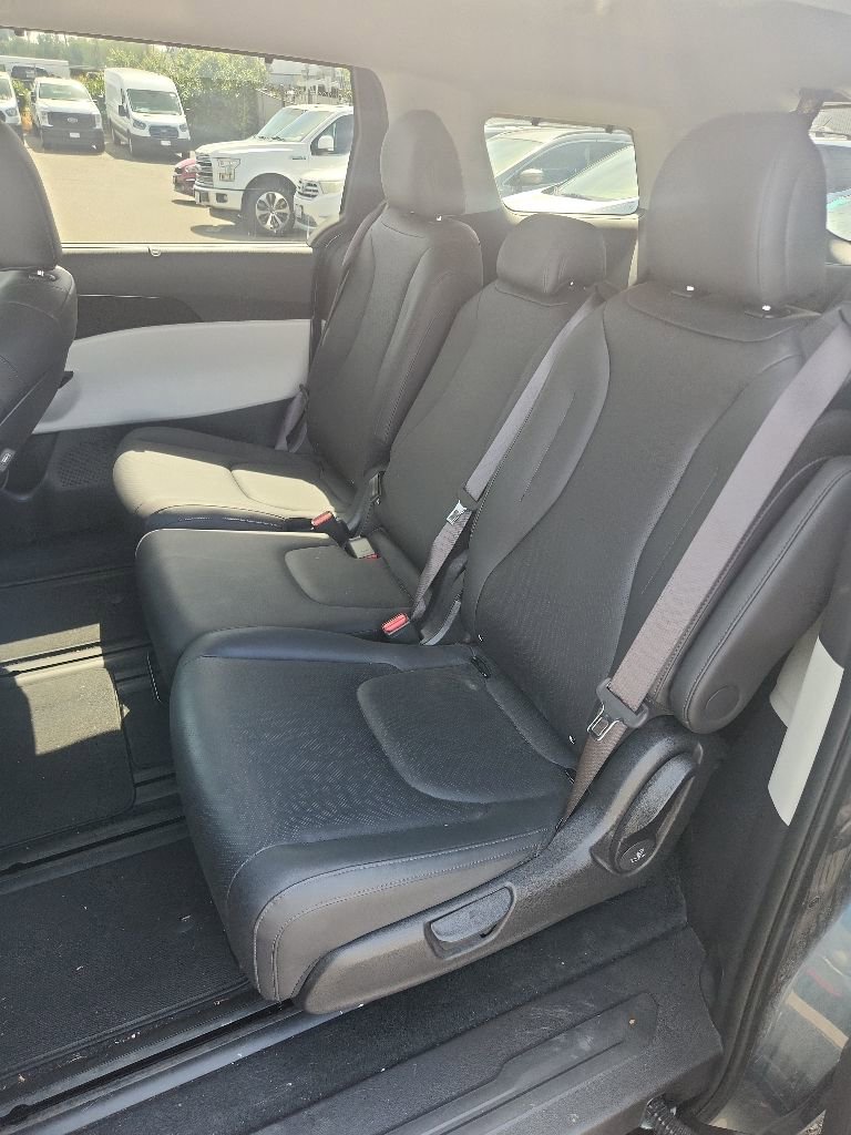 Used 2024 Kia Carnival EX FWD image 24