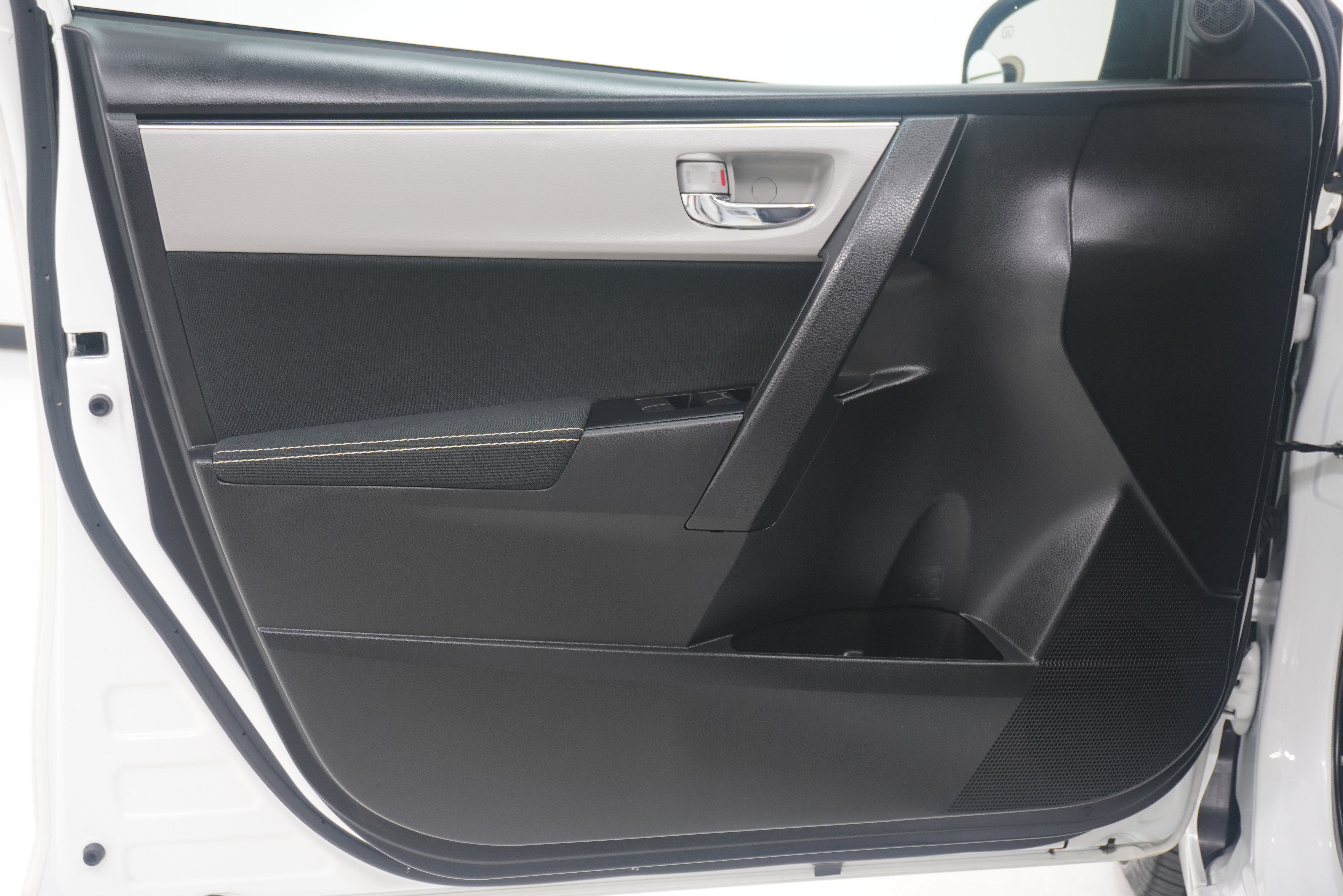 Used 2017 Toyota Corolla LE FWD image 14