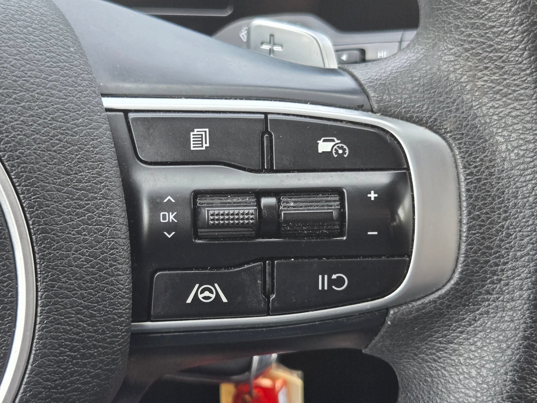 Used 2025 Kia Sportage LX FWD image 28