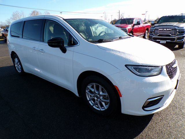 Used 2024 Chrysler Pacifica Touring-L image 6