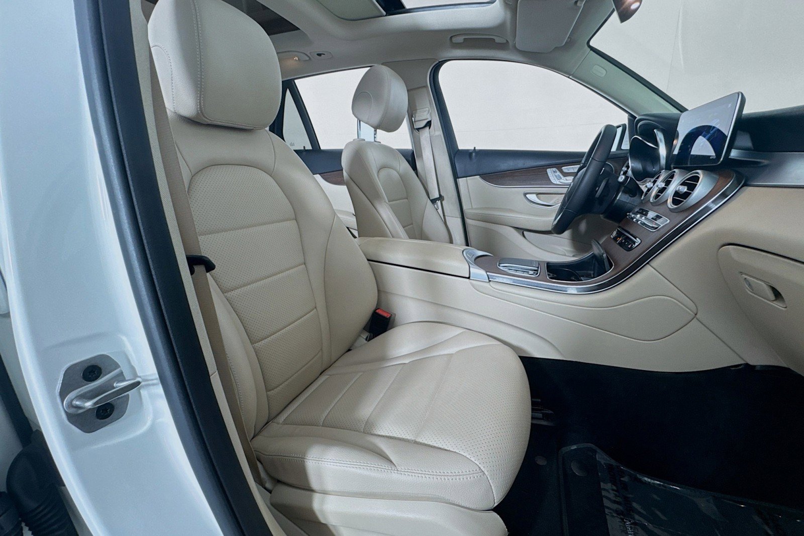 Used 2022 Mercedes-Benz GLC 300 4MATIC image 7