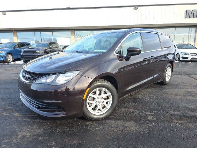 Used 2017 Chrysler Pacifica Touring image 2