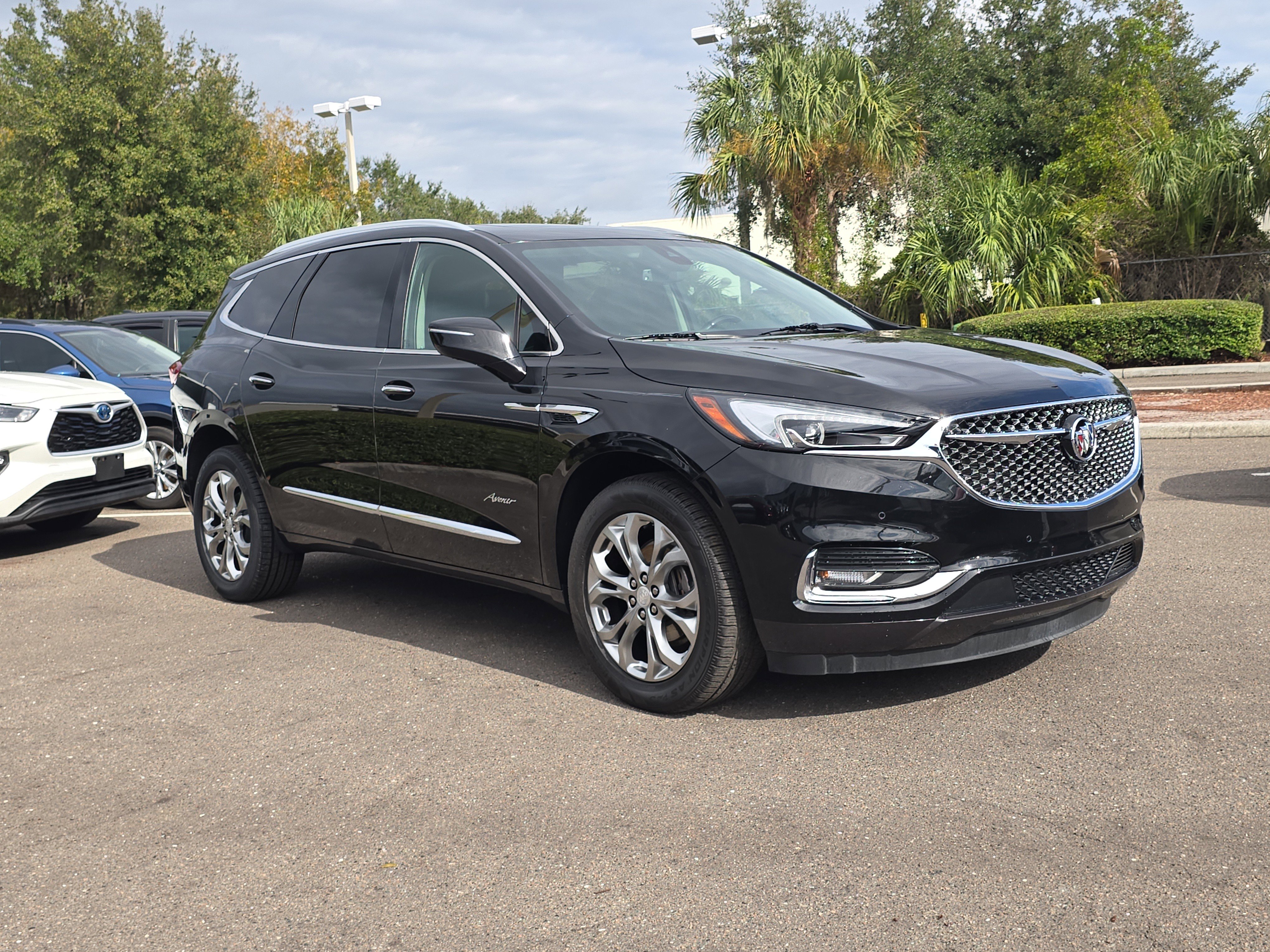 Used 2019 Buick Enclave Avenir w/ Avenir Technology Package image 2