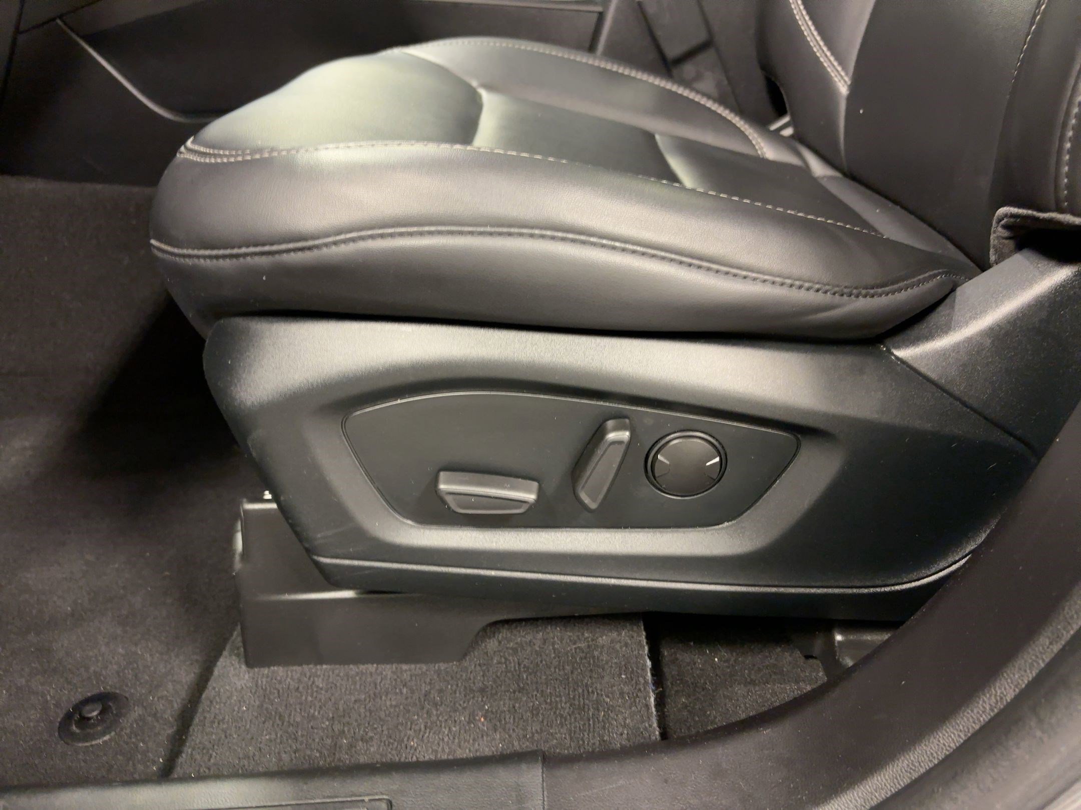 Used 2022 Ford Explorer XLT w/ Equipment Group 202A image 12