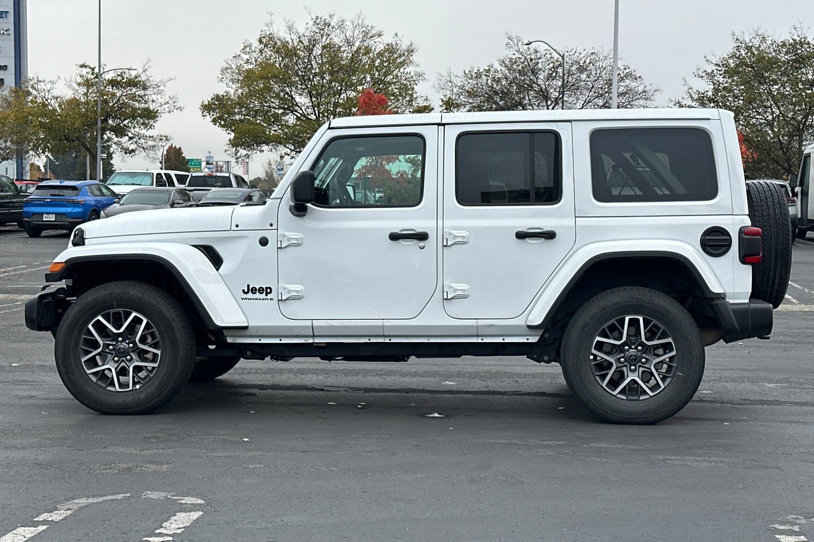 Used 2025 Jeep Wrangler Sahara image 7