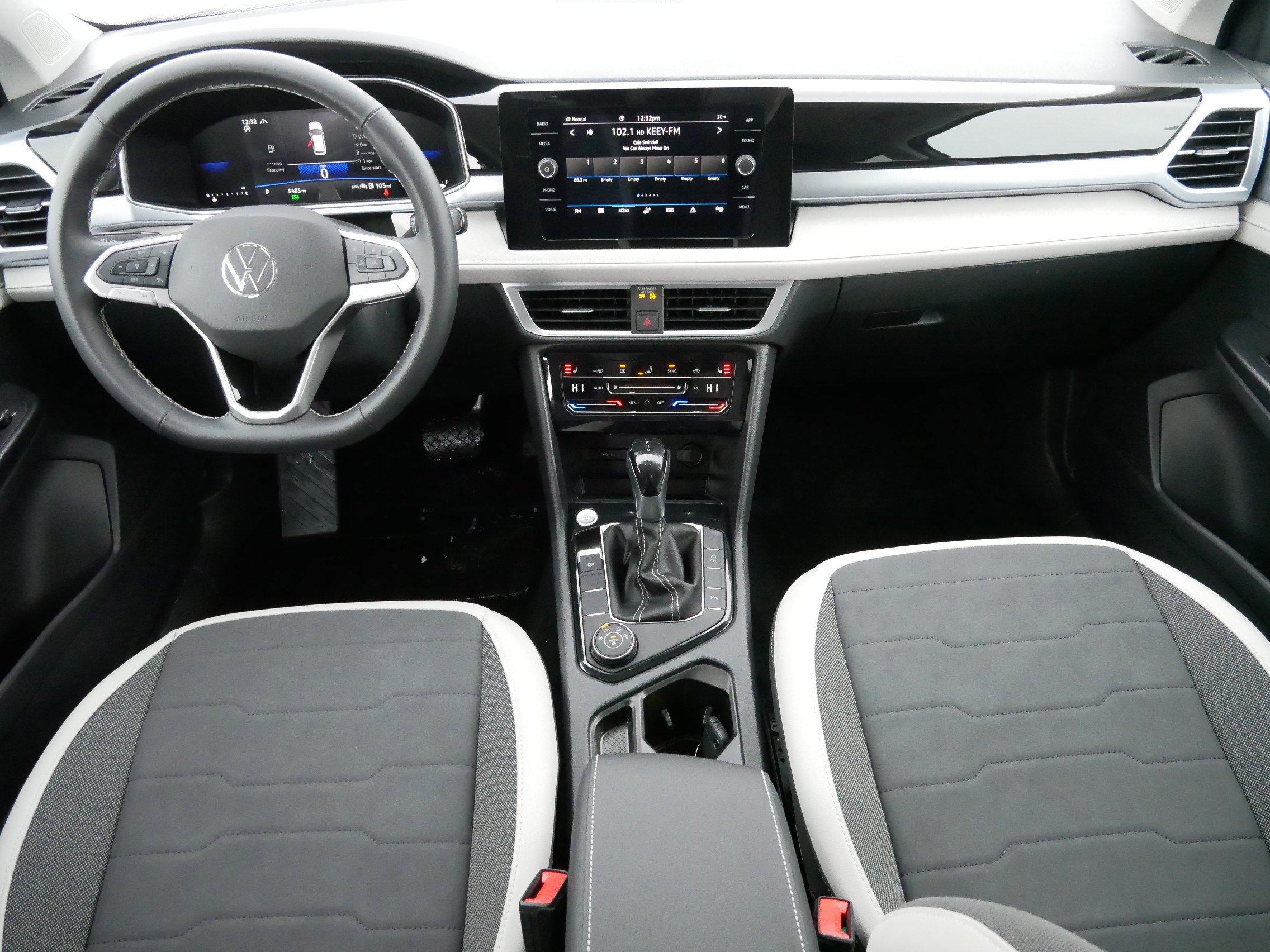 Certified 2025 Volkswagen Taos SE image 10