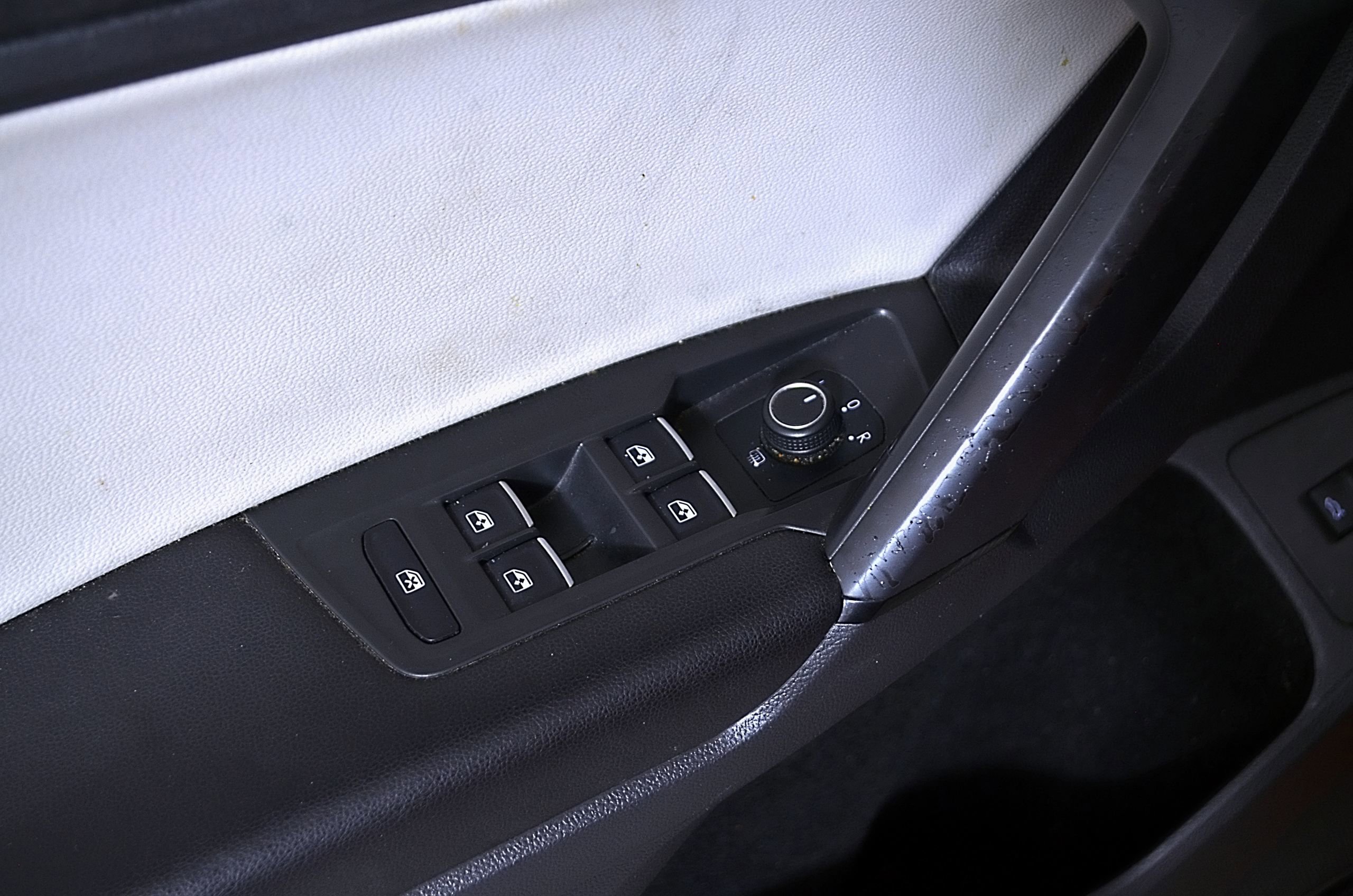 Used 2019 Volkswagen Tiguan SEL FWD image 17