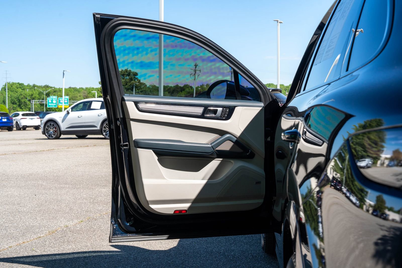 Certified 2023 Porsche Cayenne Platinum Edition image 20