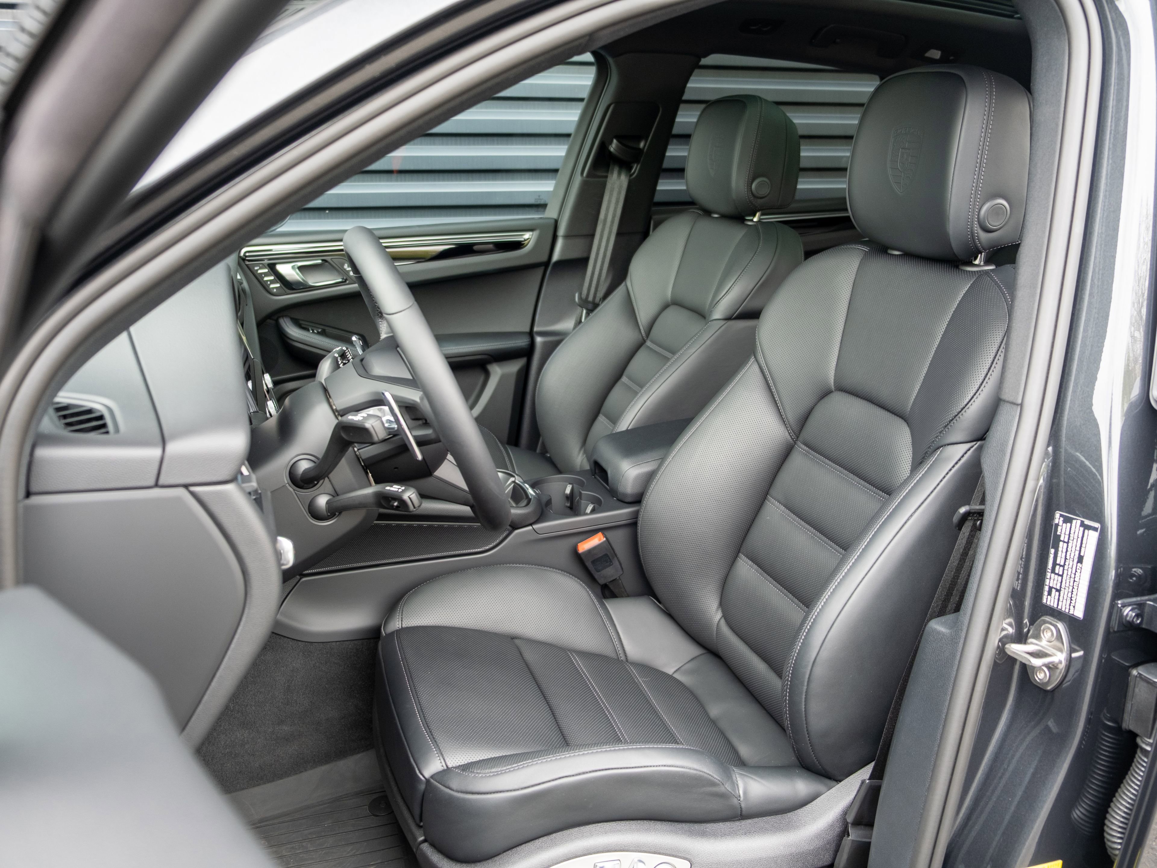 Certified 2026 Porsche Macan AWD/4WD image 5