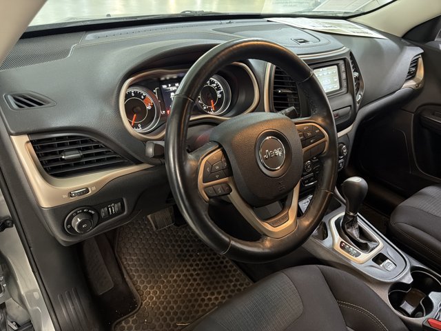 Used 2017 Jeep Cherokee Latitude w/ Cold Weather Group FWD image 8