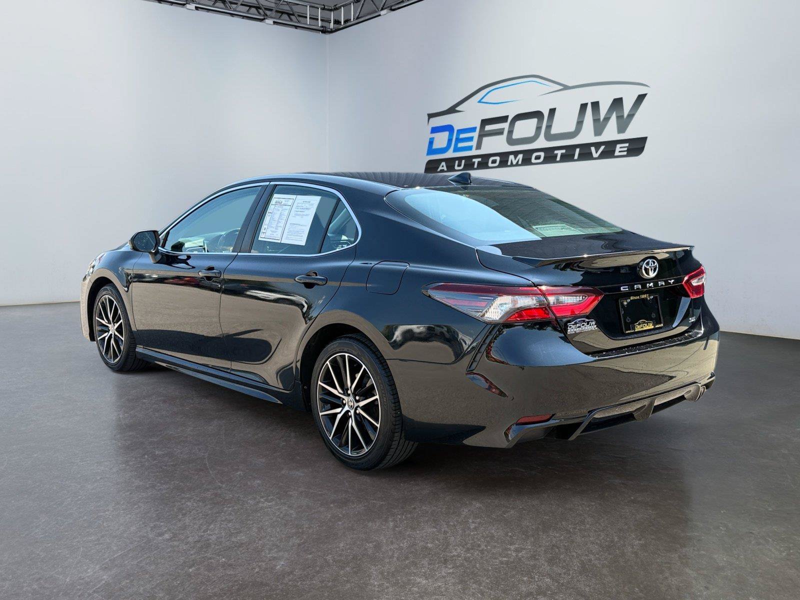 Used 2021 Toyota Camry SE FWD image 5