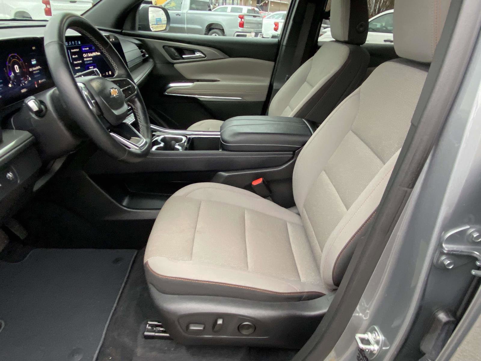 Used 2025 Chevrolet Traverse LT image 6