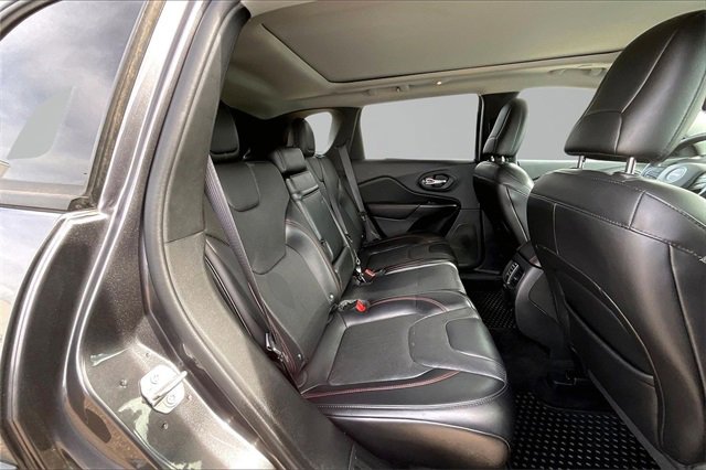 Used 2019 Jeep Cherokee Trailhawk image 25