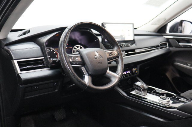 Used 2025 Mitsubishi Outlander SE FWD image 6