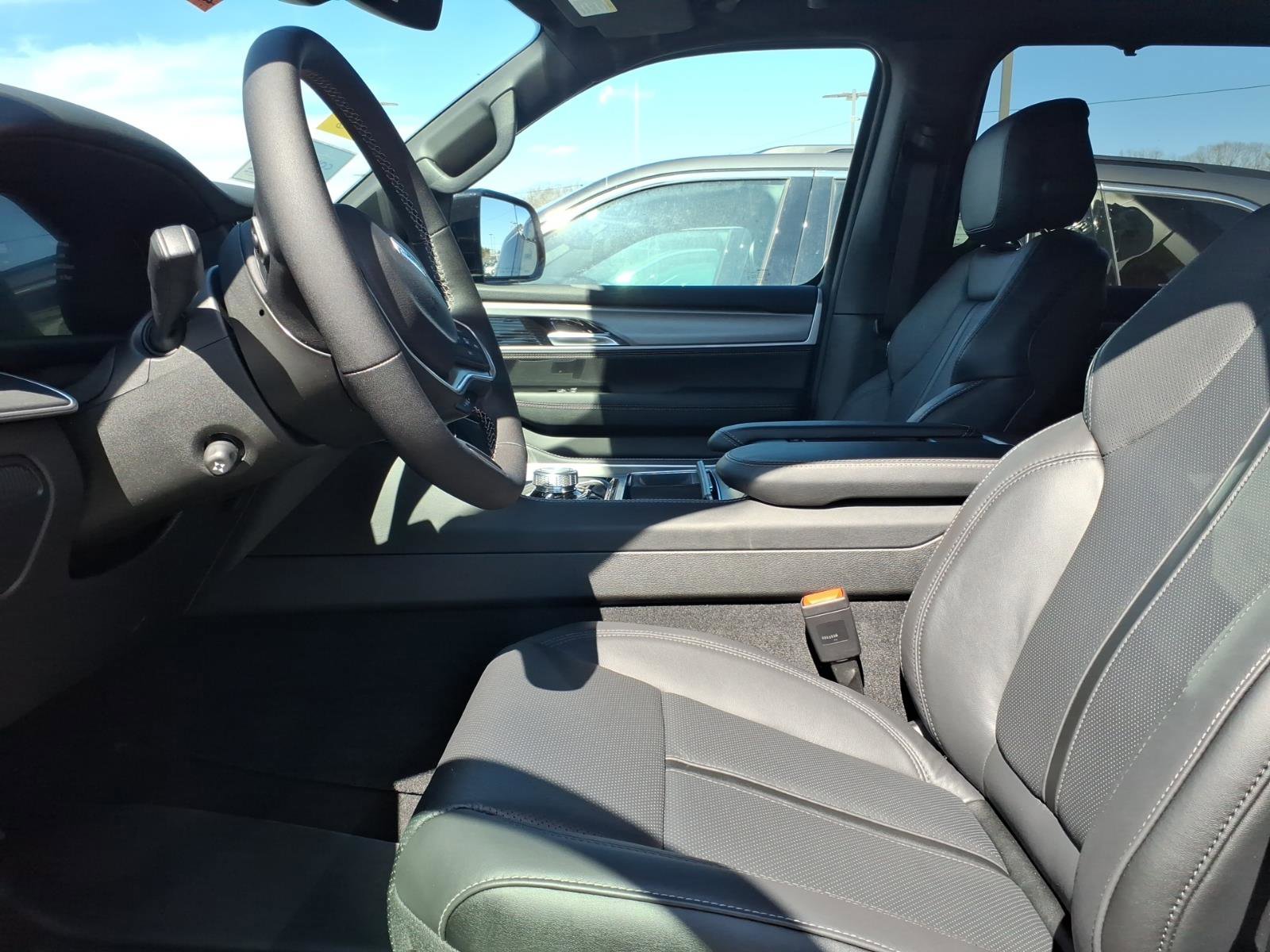 New 2026 Jeep Grand Wagoneer L Limited AWD/4WD image 6
