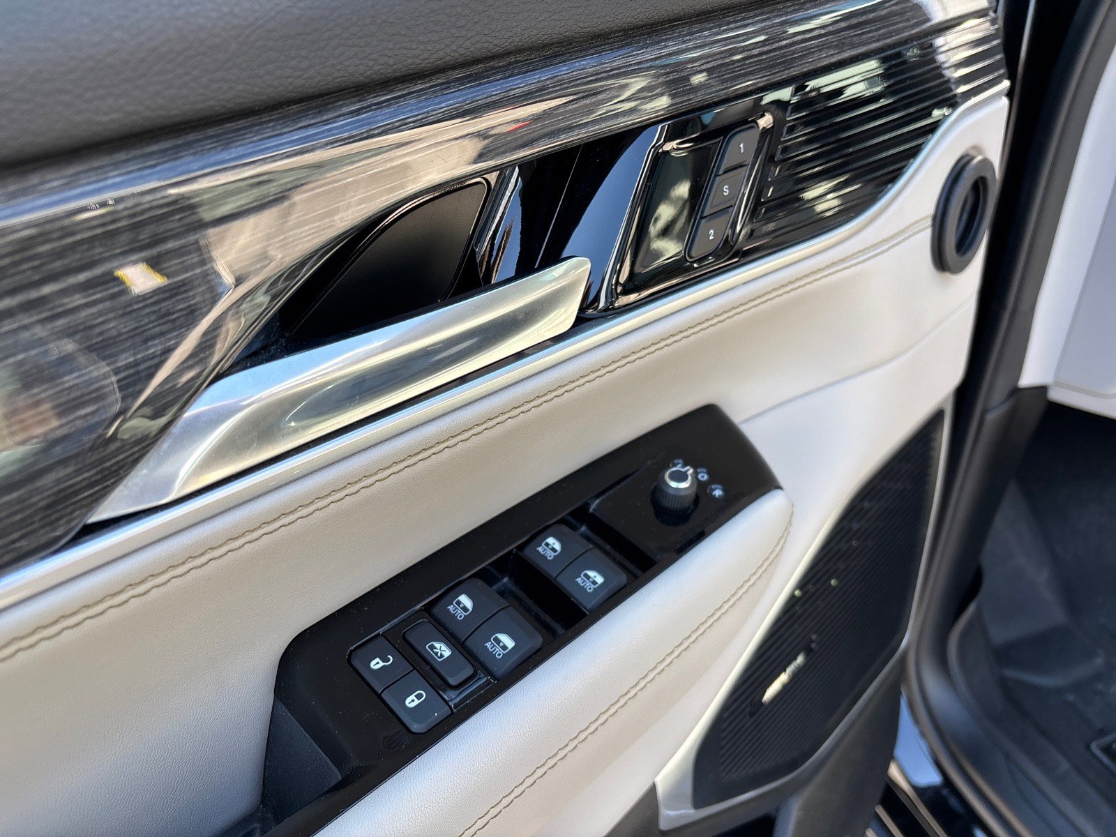 Used 2022 Jeep Wagoneer Series III w/ Flexible Seating Group image 11