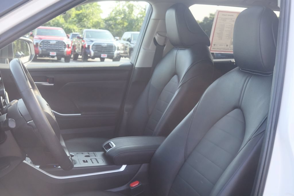 Used 2025 Toyota Highlander XLE AWD/4WD image 24
