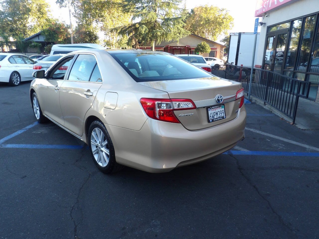 Used 2012 Toyota Camry XLE w/ Convenience Pkg FWD image 4