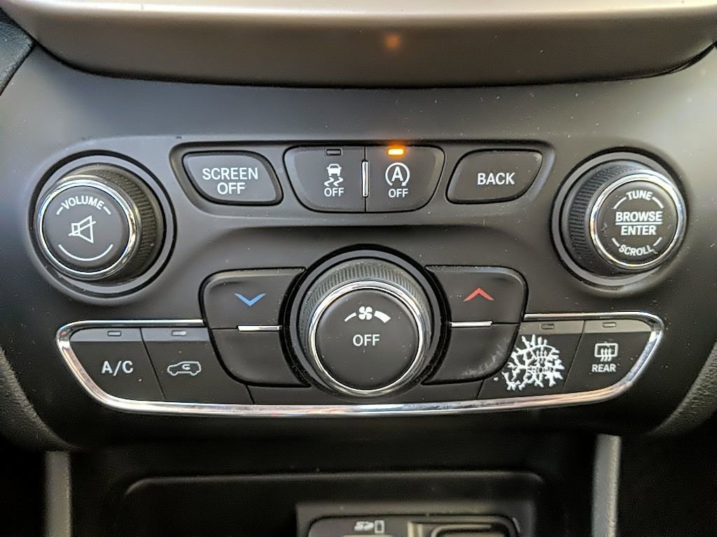 Used 2015 Jeep Cherokee Latitude w/ Cold Weather Group image 18