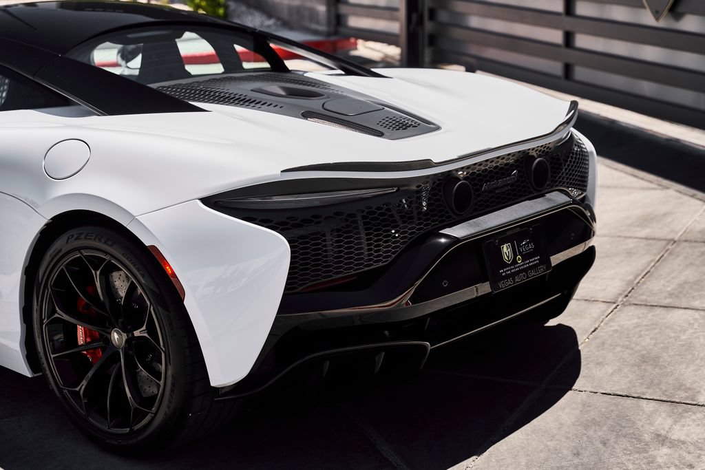 Used 2024 McLaren Artura RWD image 11