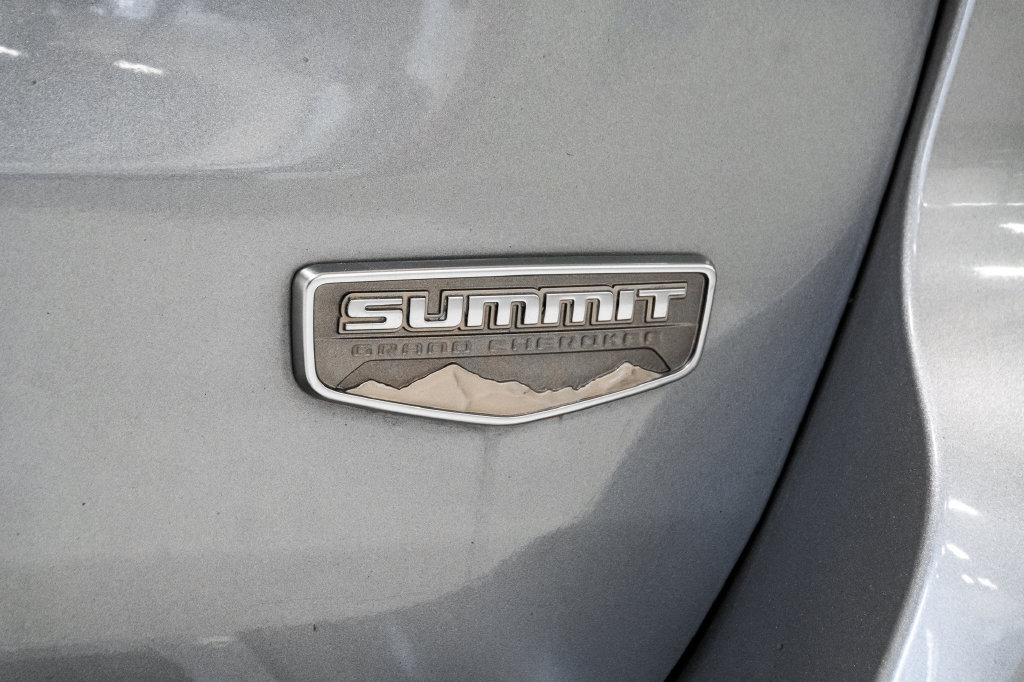 Used 2019 Jeep Grand Cherokee Summit AWD/4WD image 32