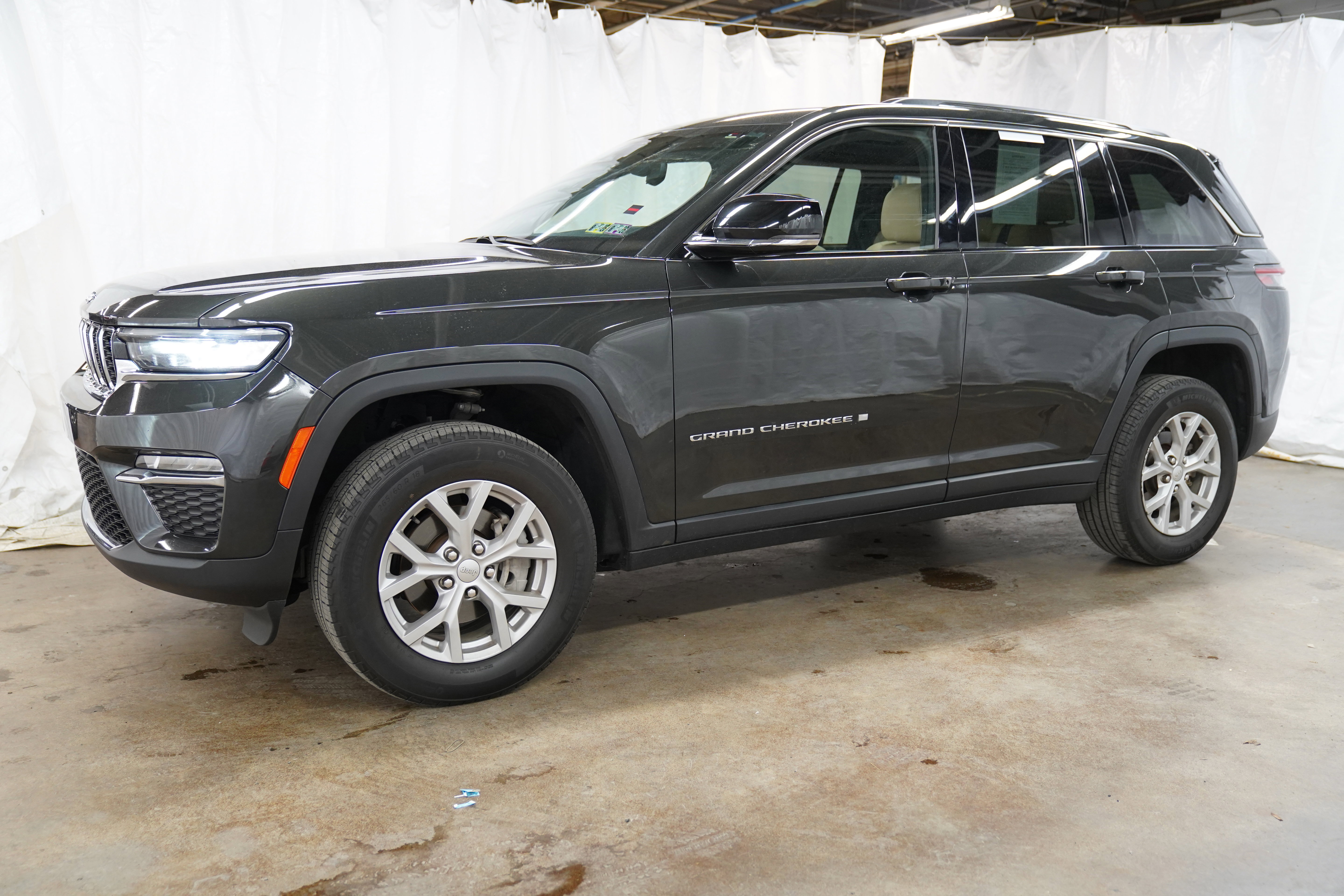 Used 2023 Jeep Grand Cherokee Limited AWD/4WD image 7