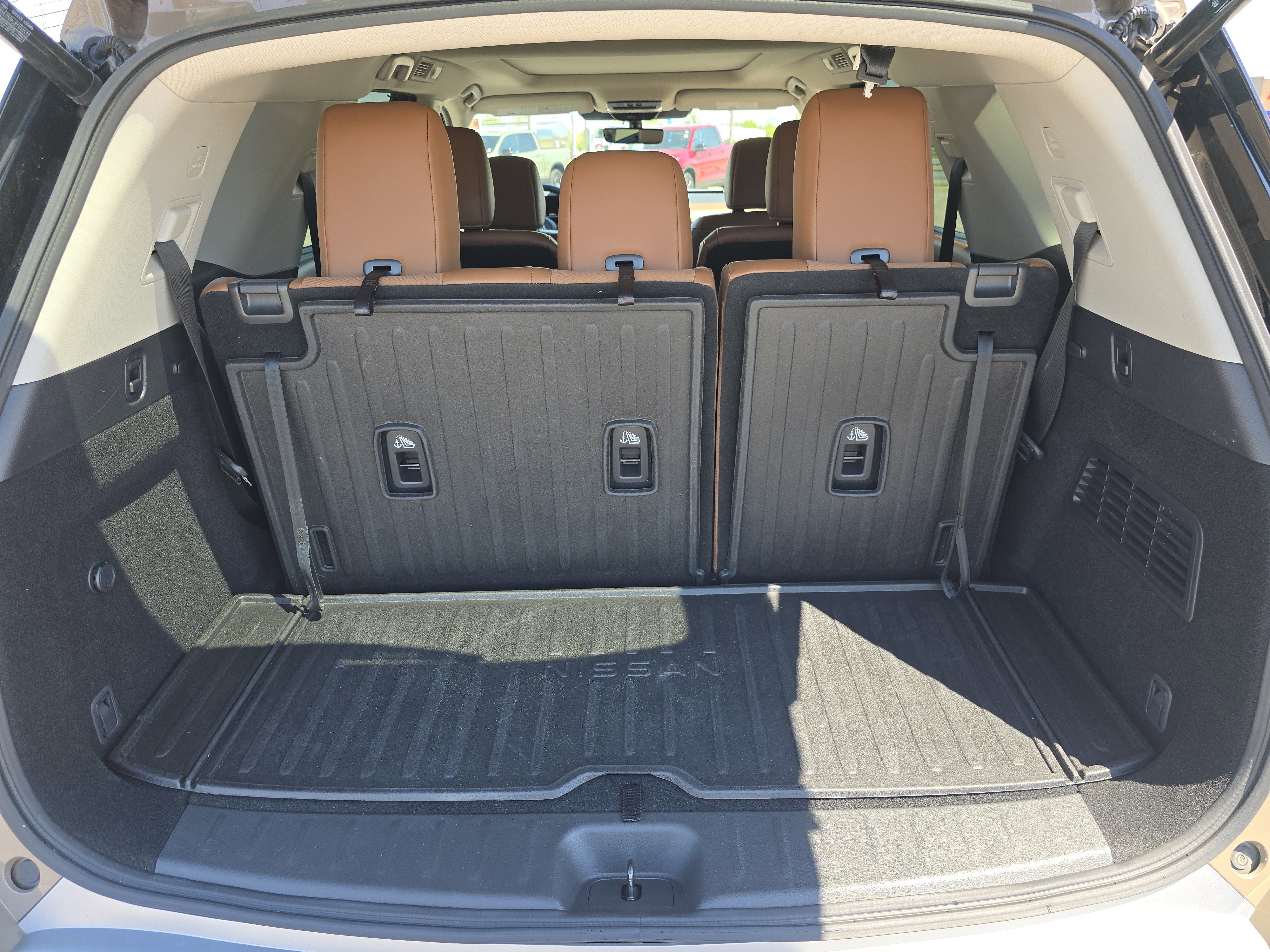 Used 2024 Nissan Pathfinder Platinum image 28