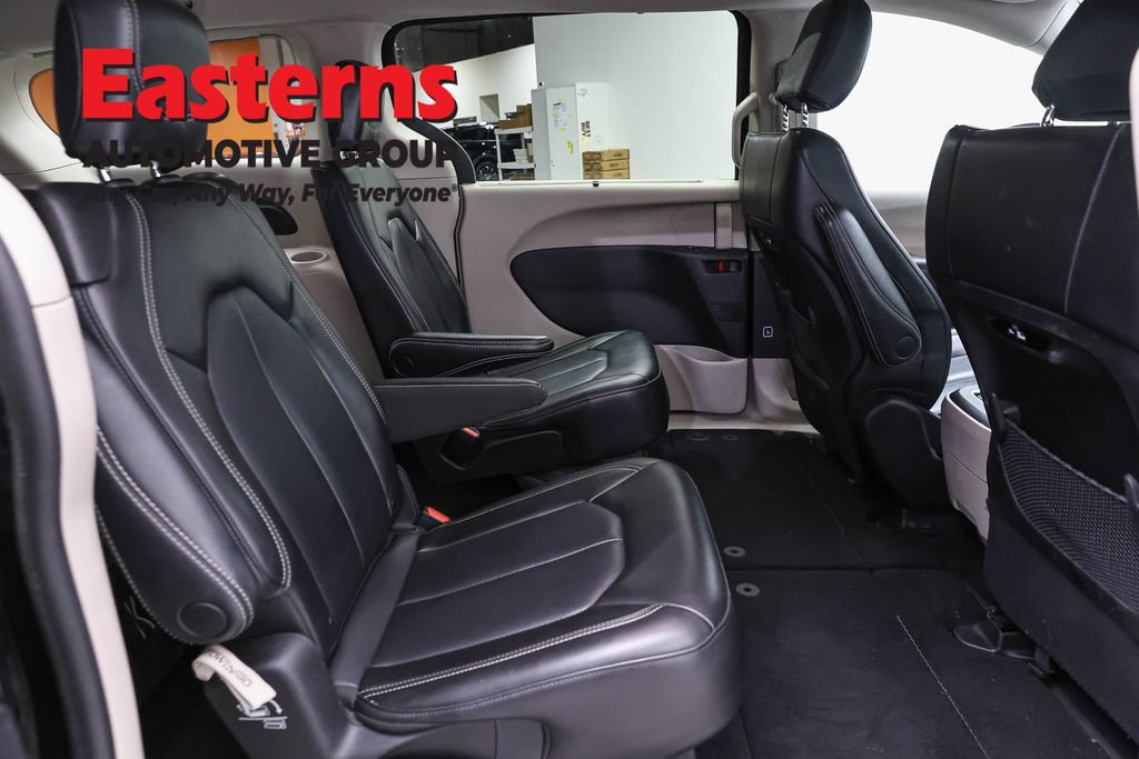 Used 2023 Chrysler Pacifica Touring-L FWD image 24