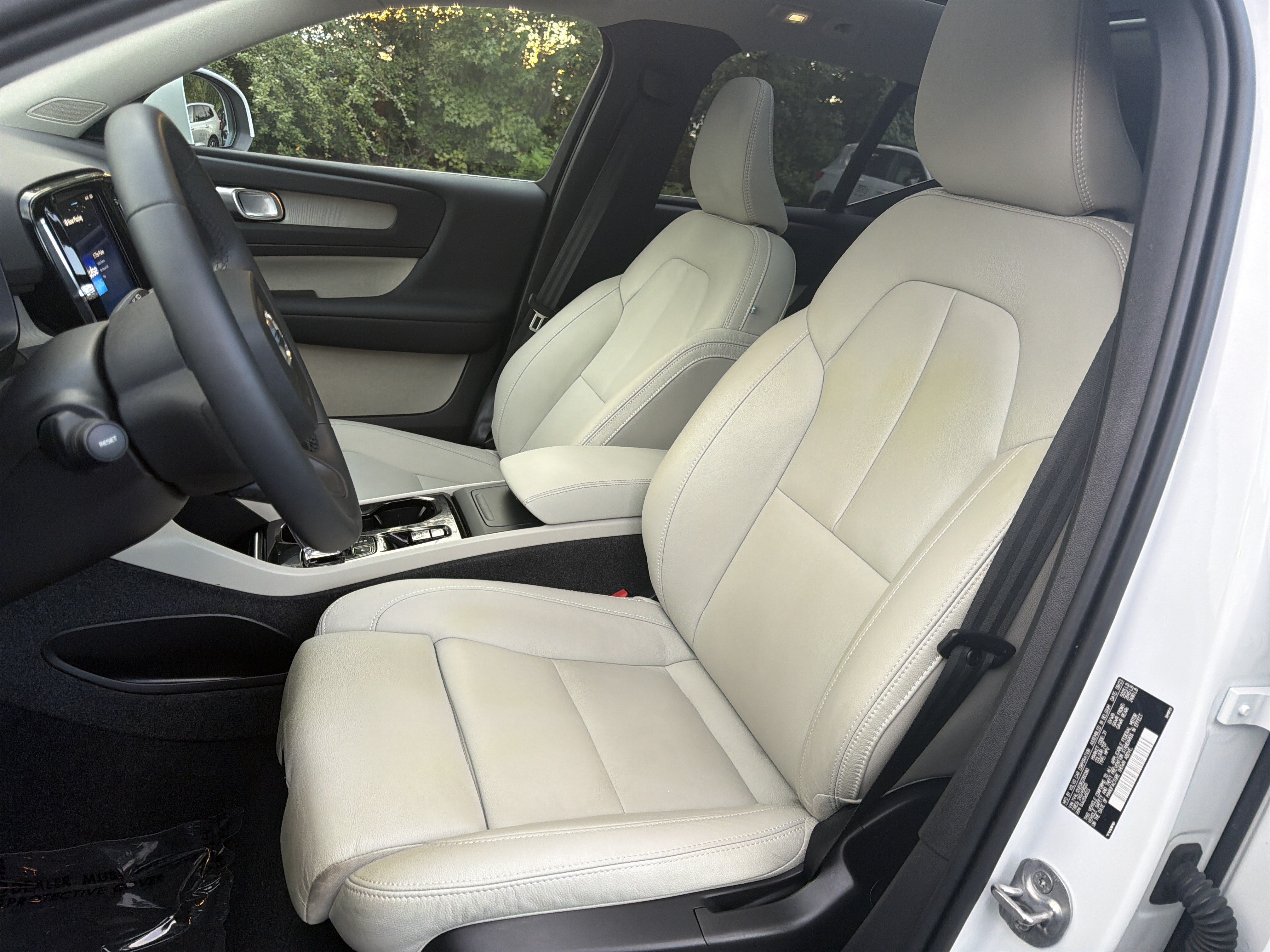 Certified 2024 Volvo XC40 B5 Plus AWD/4WD image 16