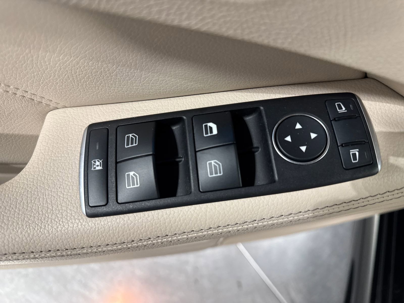 Used 2014 Mercedes-Benz E 350 4MATIC Sedan image 28