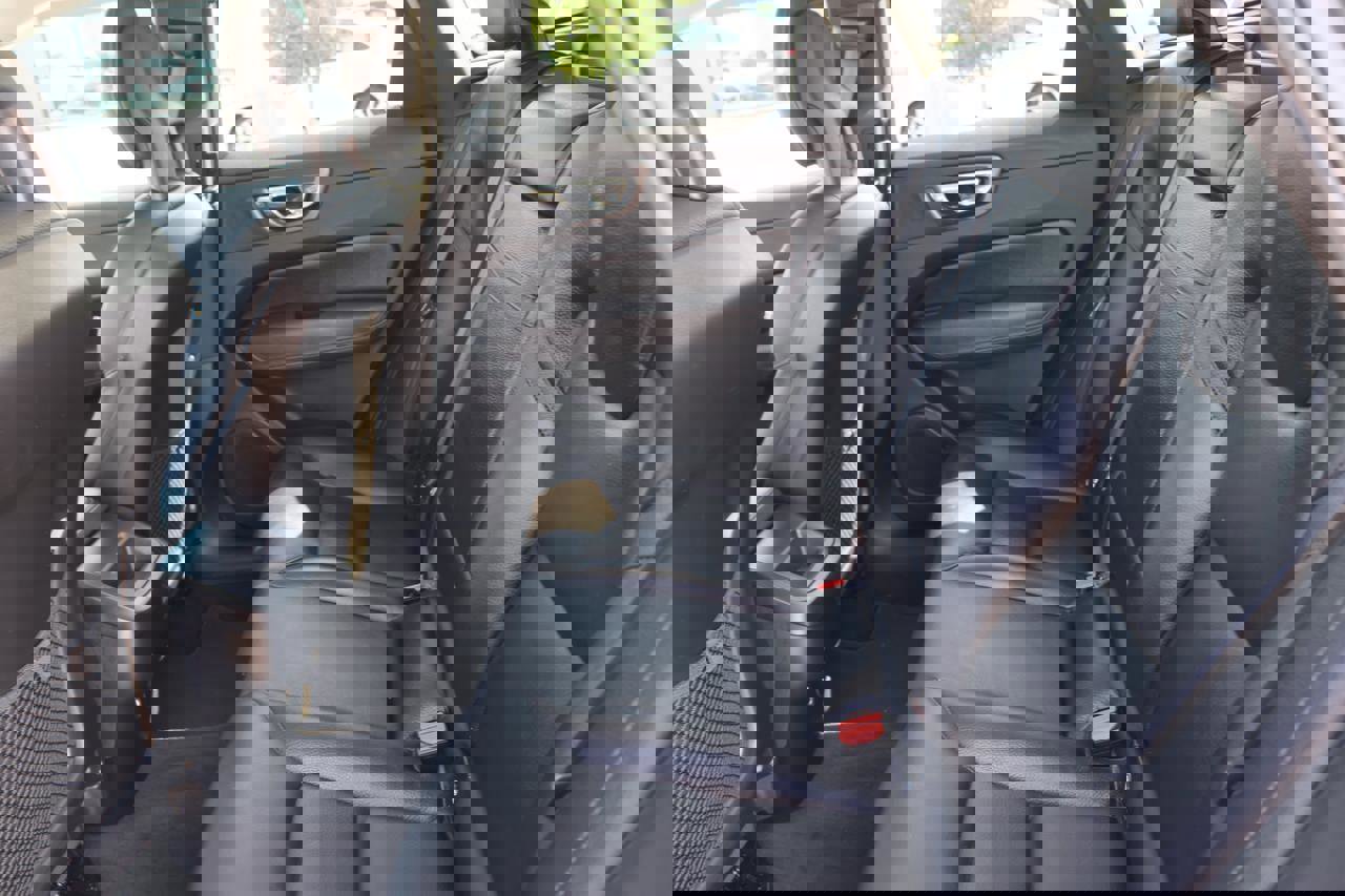 Used 2018 Volvo XC60 T5 Momentum w/ Convenience Package image 21