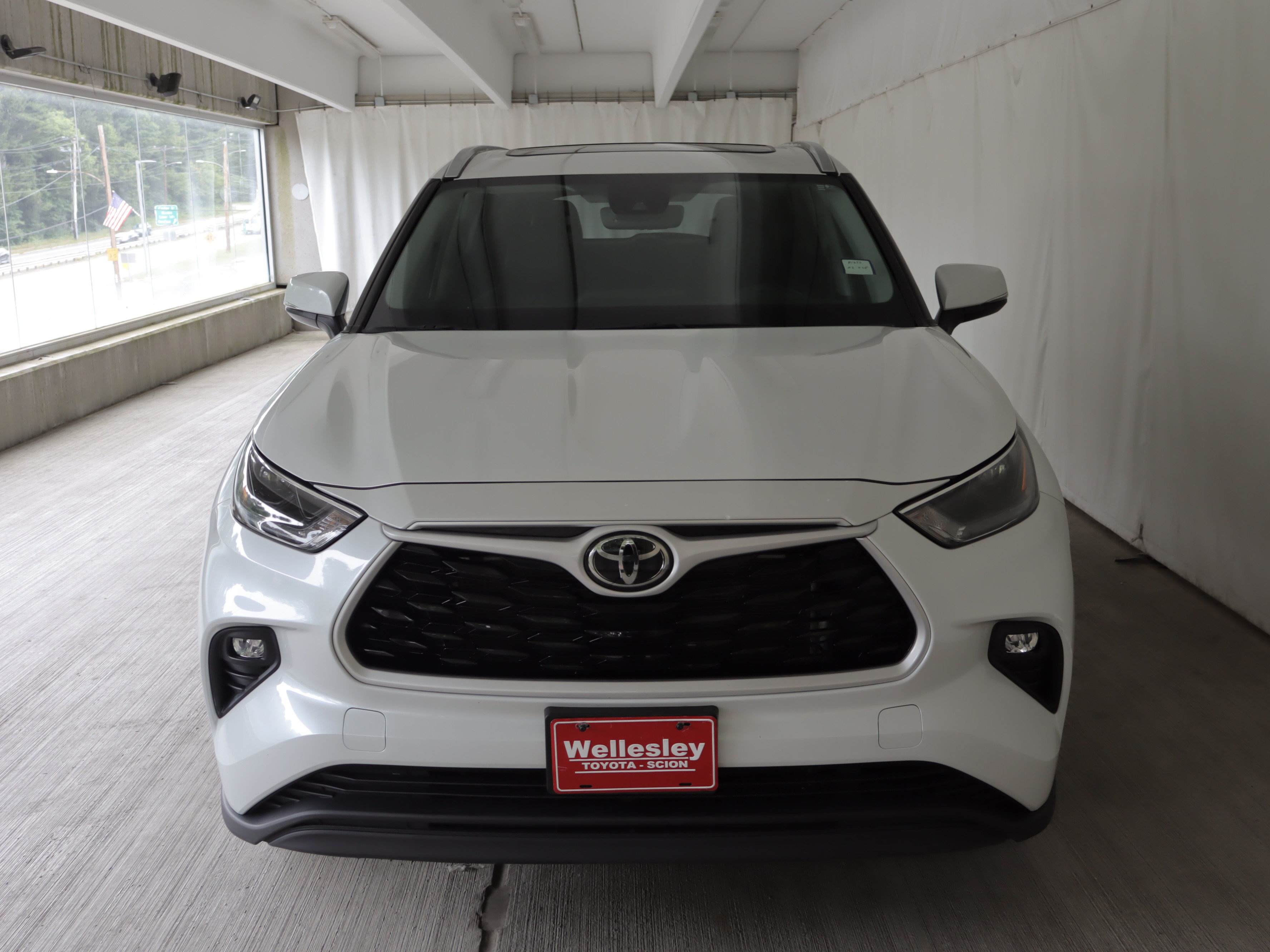 Used 2023 Toyota Highlander XLE AWD/4WD image 4