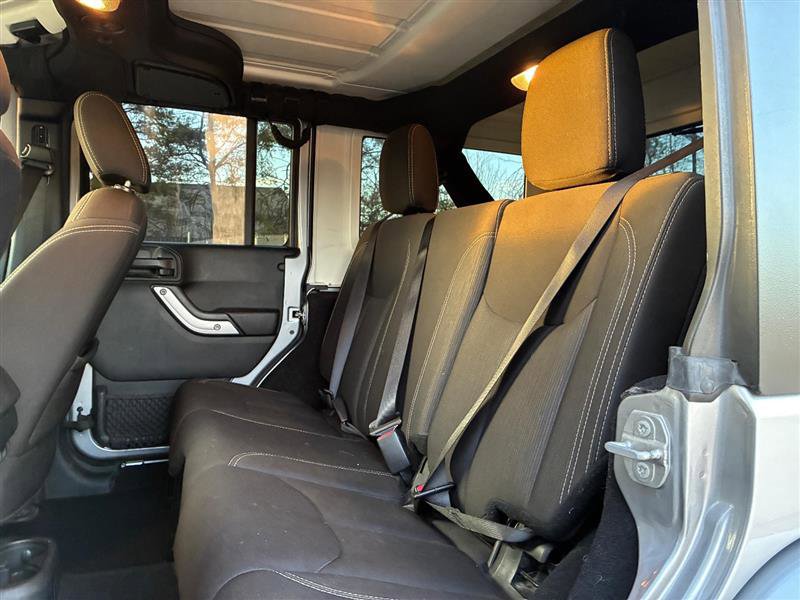 Used 2018 Jeep Wrangler Unlimited Sahara w/ Connectivity Group image 10