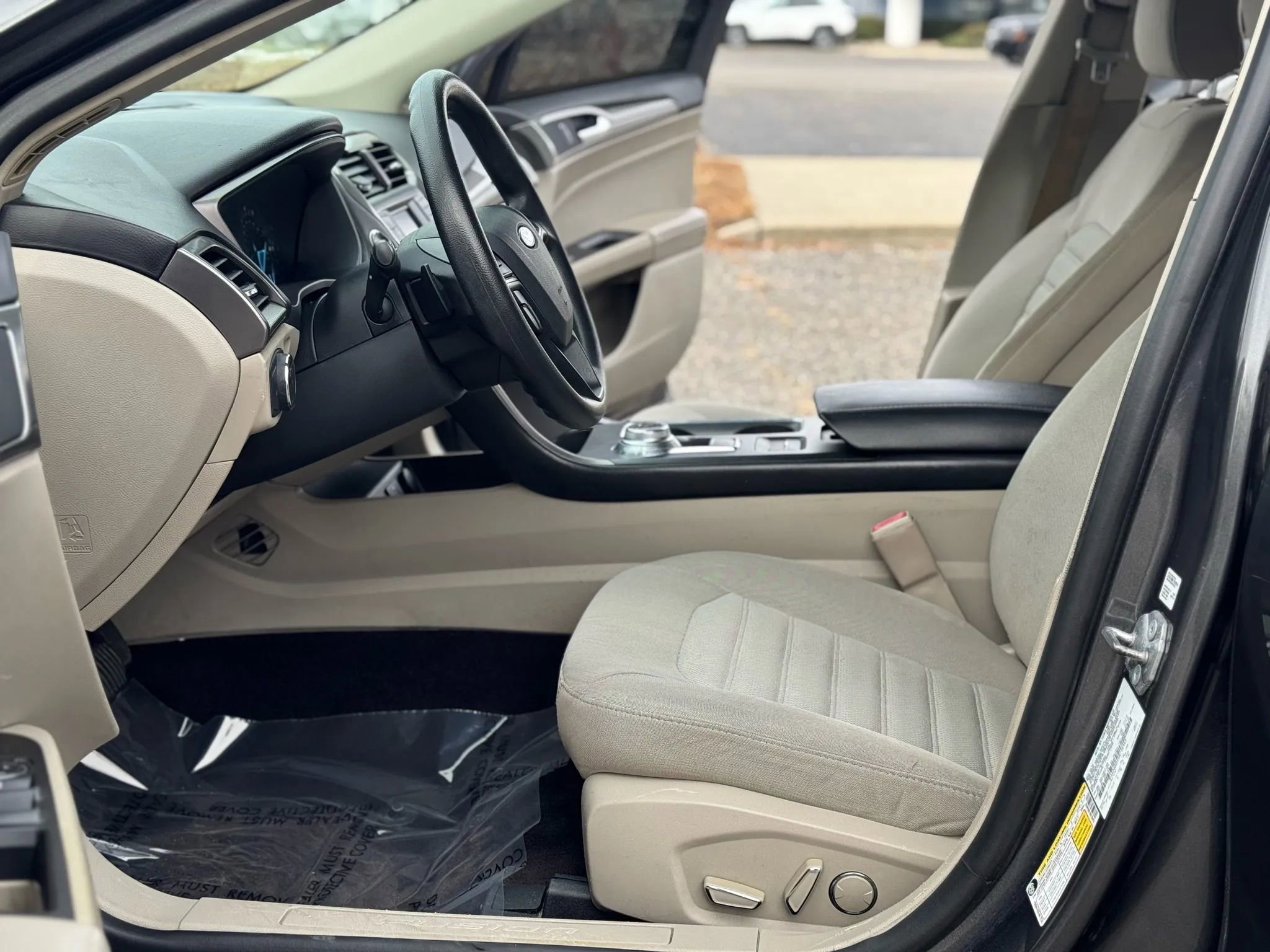 Used 2017 Ford Fusion SE image 13