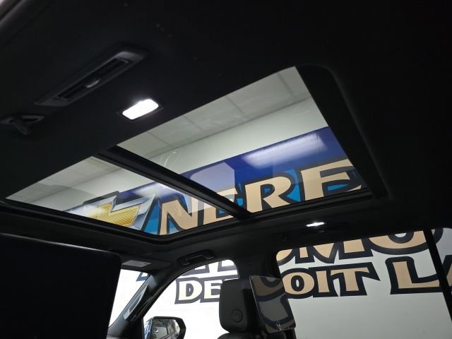 Used 2023 Chevrolet Suburban Z71 w/ Luxury Package image 12