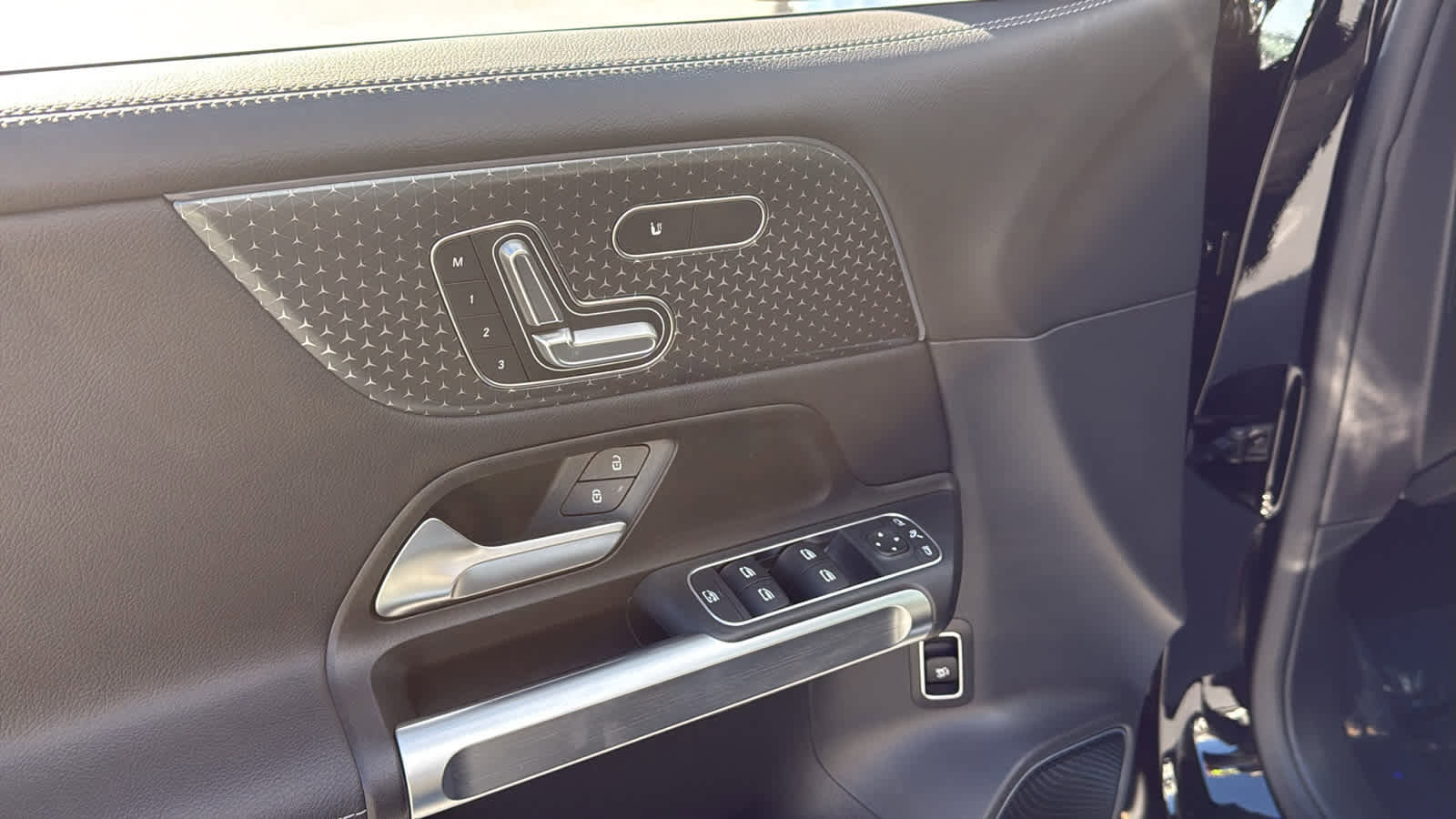 Certified 2025 Mercedes-Benz GLB 250 4MATIC image 19