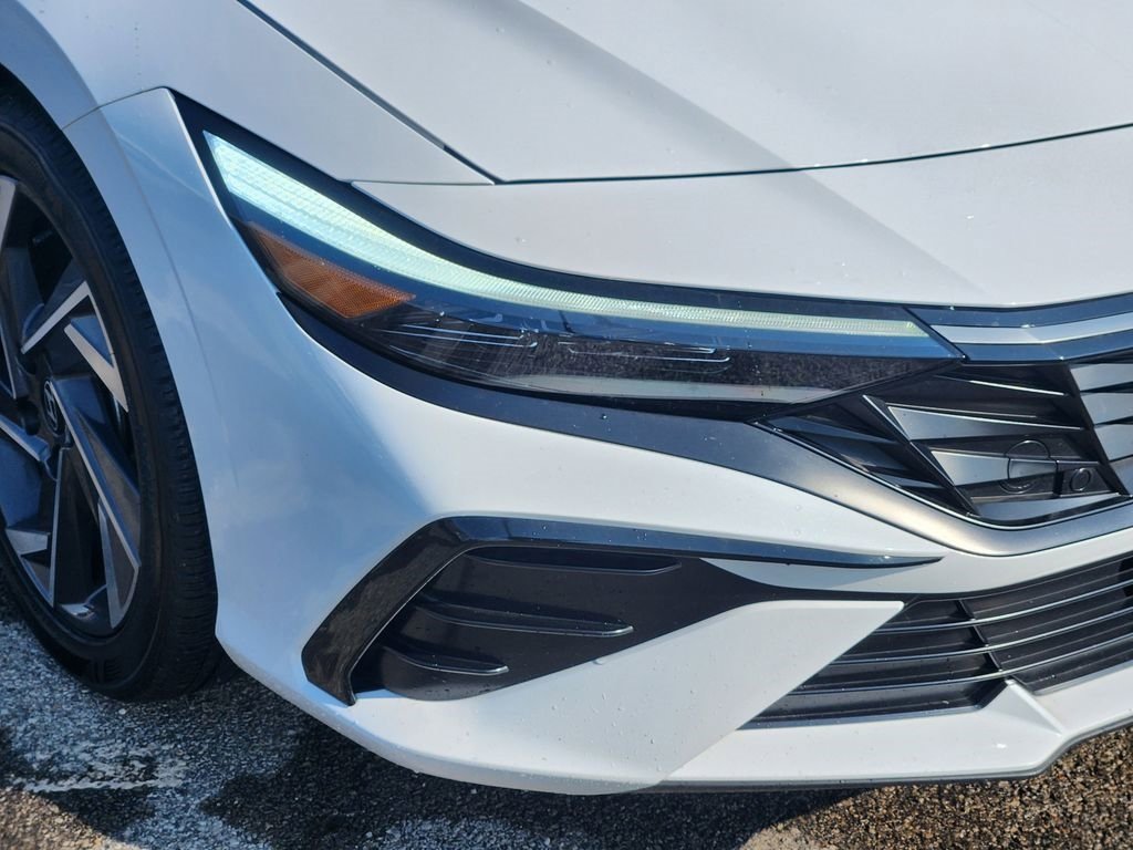 Used 2025 Hyundai Elantra SEL FWD image 9