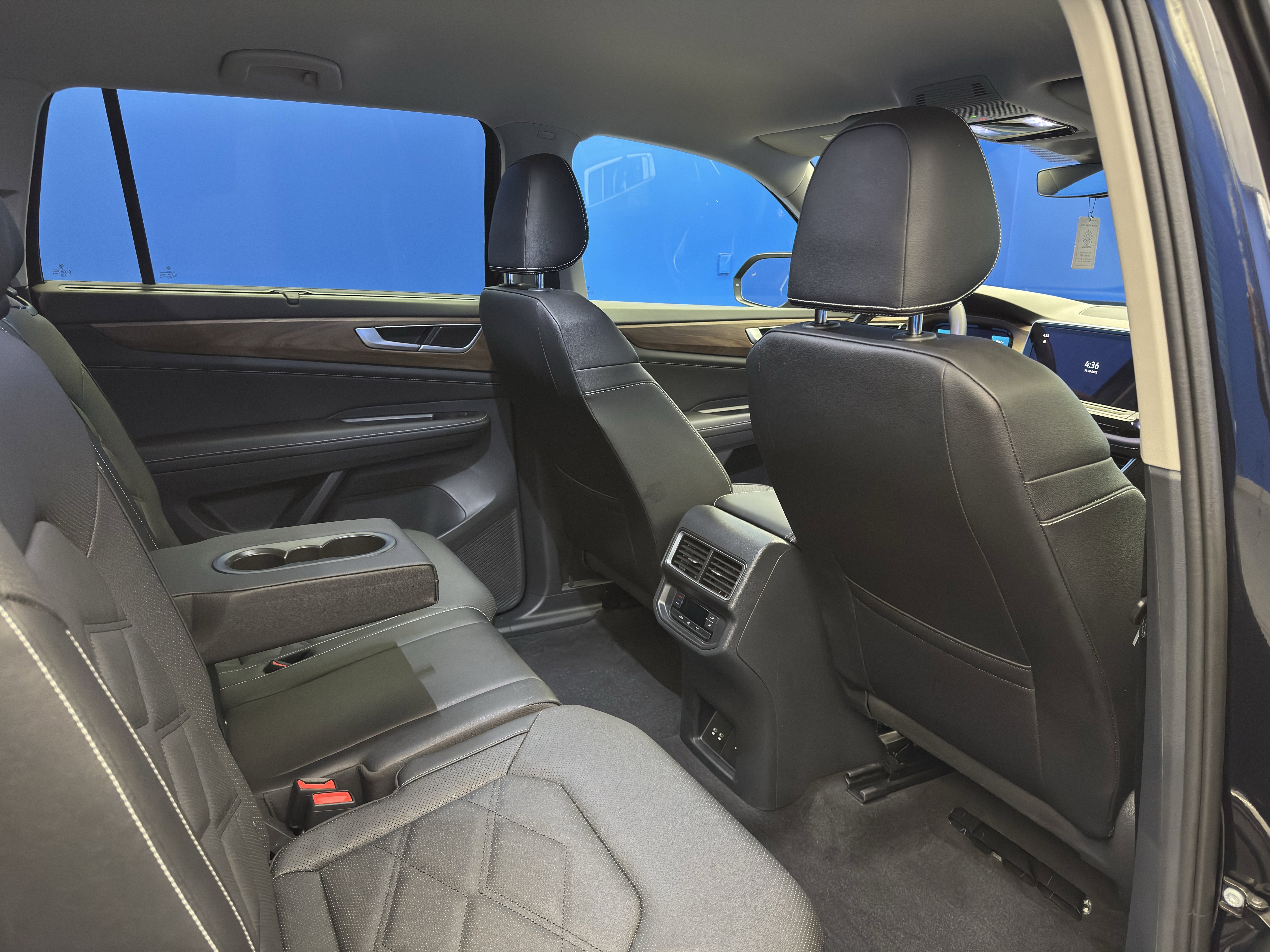 Certified 2025 Volkswagen Atlas SE w/ Black Wheel Package image 25