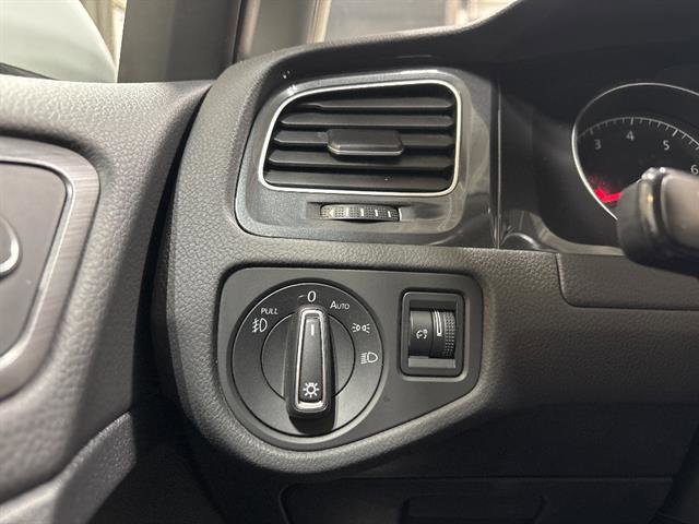 Used 2019 Volkswagen Golf SE image 16