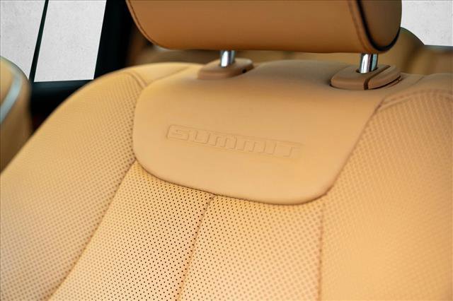 Used 2023 Jeep Grand Cherokee Summit AWD/4WD image 13