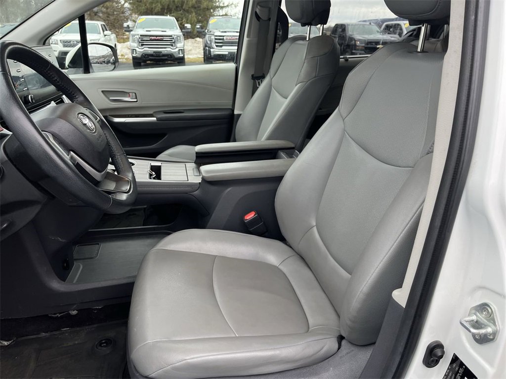 Used 2021 Toyota Sienna XLE image 19