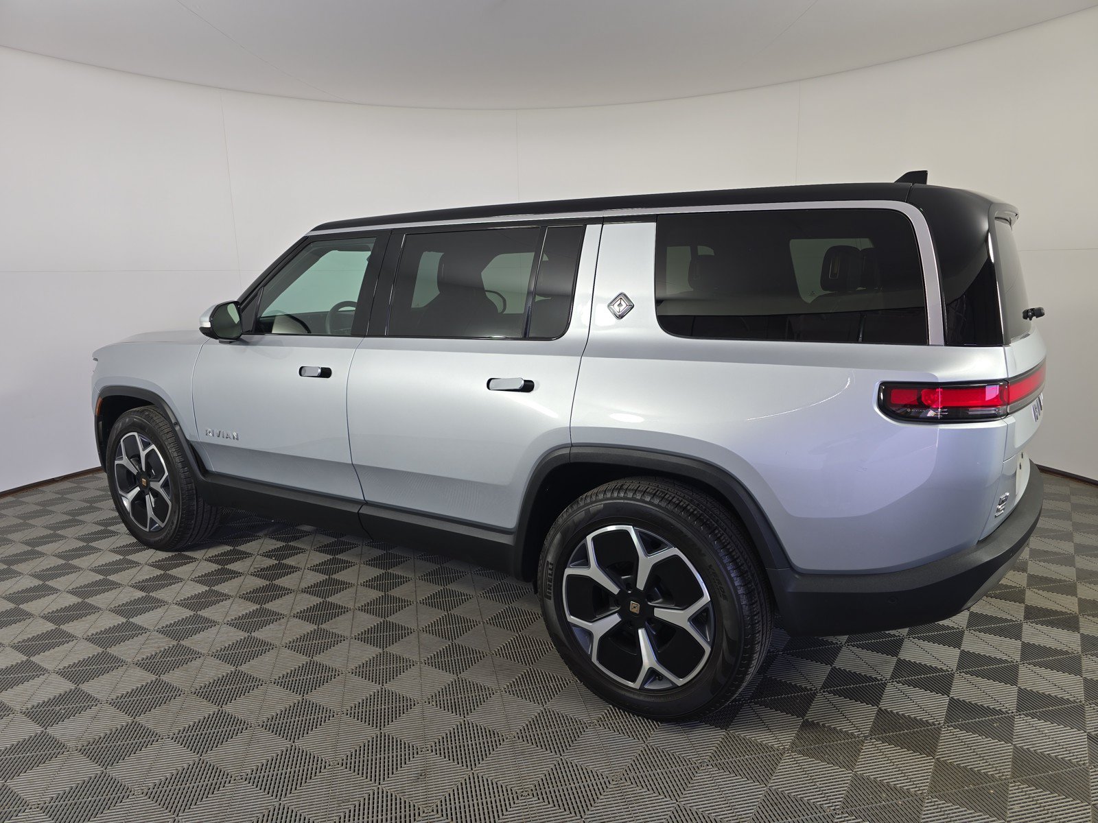 Used 2024 Rivian R1S Adventure AWD/4WD image 3