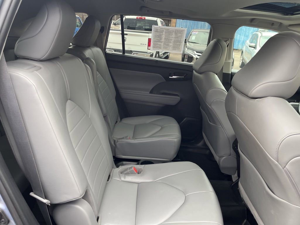 Used 2021 Toyota Highlander XLE image 24