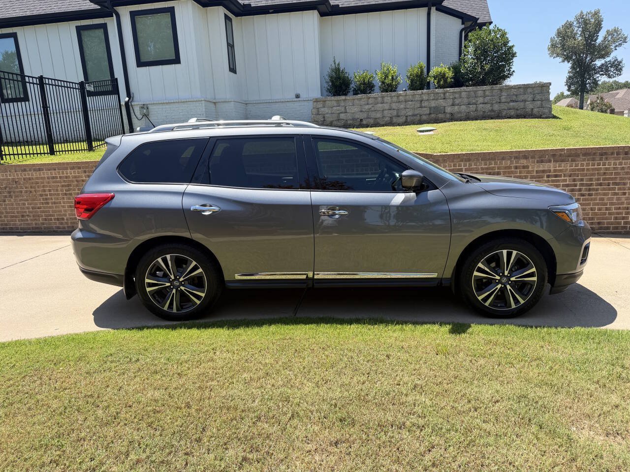 Used 2017 Nissan Pathfinder Platinum FWD image 3