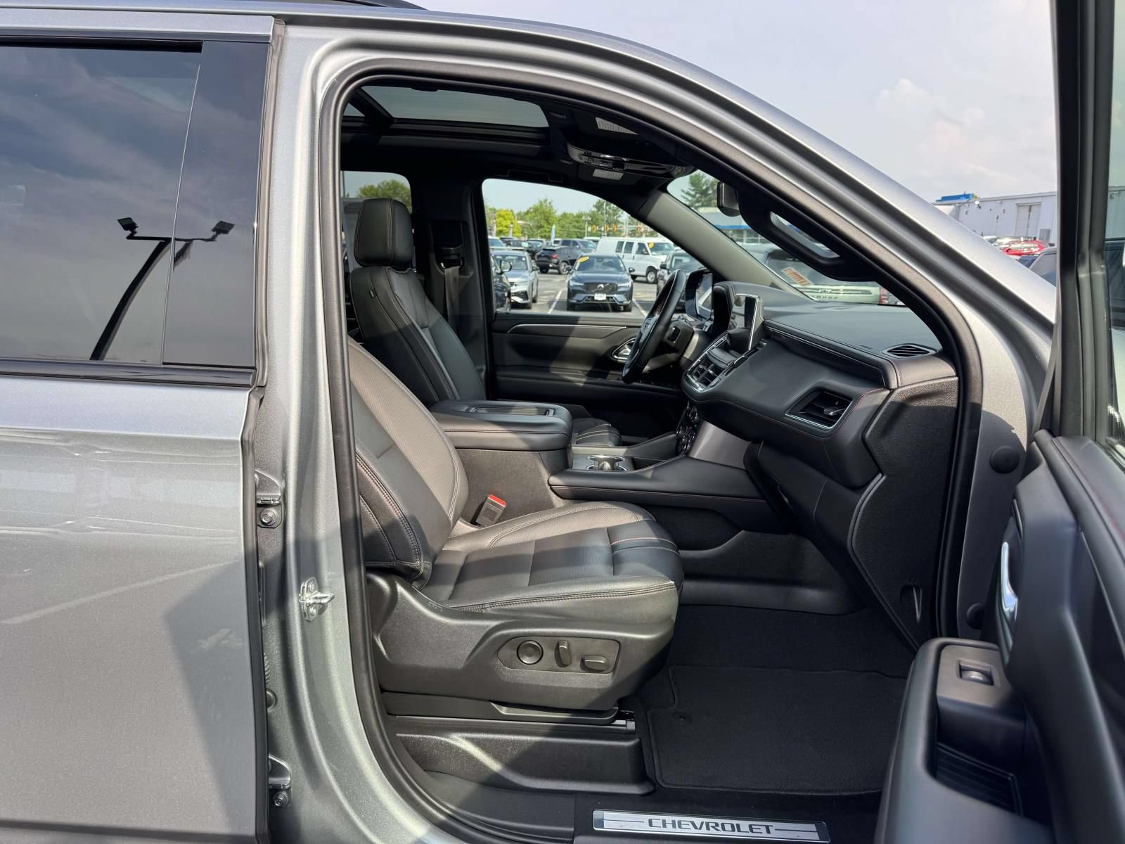 Used 2023 Chevrolet Suburban RST w/ Sport Performance Package AWD/4WD image 13