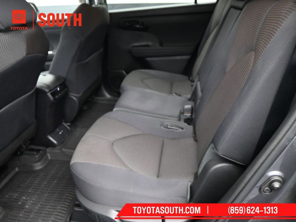 Used 2023 Toyota Highlander L image 10