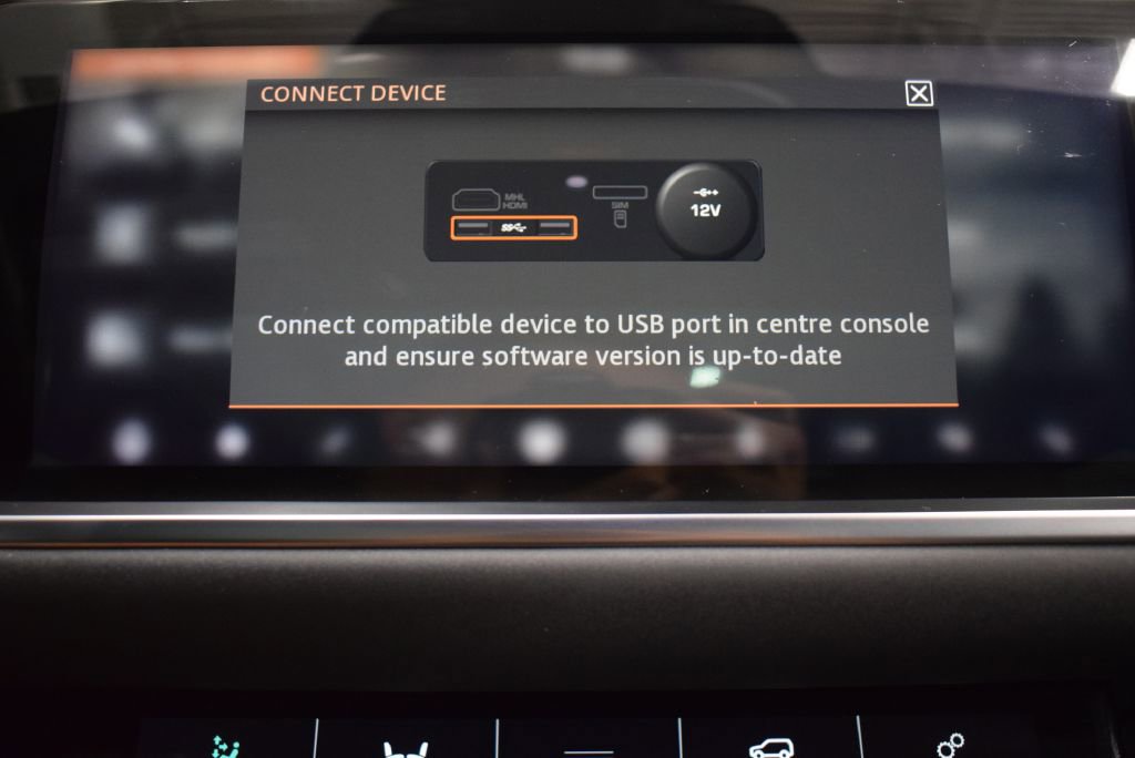 Used 2020 Land Rover Range Rover Evoque SE image 26