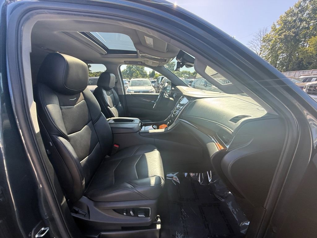 Used 2020 Cadillac Escalade Luxury AWD/4WD image 29