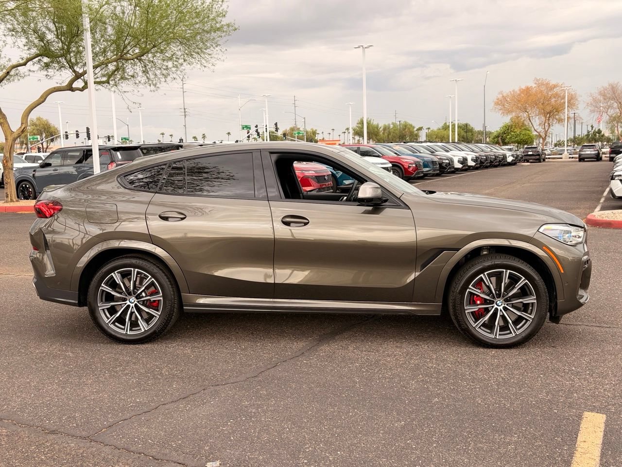 Used 2022 BMW X6 M50i w/ Executive Package AWD/4WD image 7